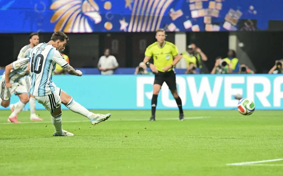 lionel messi jogador batendo penalti