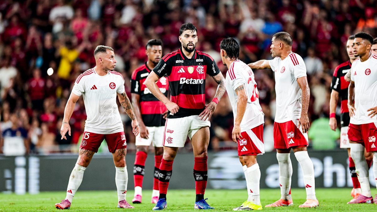Jogadores do Flamengo cabisbaixos após resultado no Brasileirão 2026