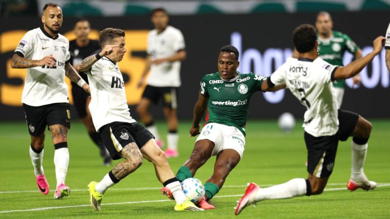 ogadores do Palmeiras e Atlético-MG disputando bola durante partida do Brasileirão