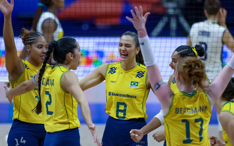 jogadoras de volei comemorando