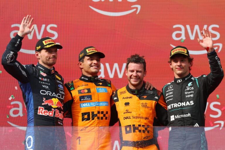 Lando Norris comemorando vitória no pódio do GP da Hungria de Fórmula 1