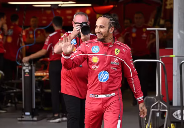 Lewis Hamilton ao lado do carro SF-26 da Ferrari na Fórmula 1 2026
