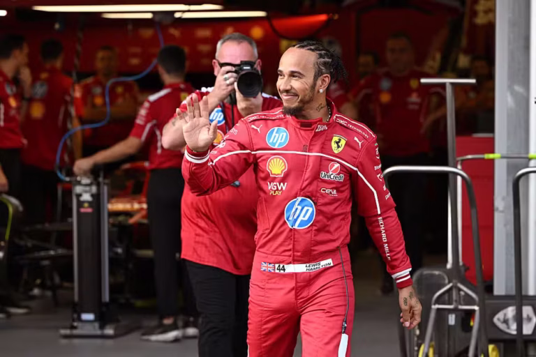 Lewis Hamilton ao lado do carro SF-26 da Ferrari na Fórmula 1 2026