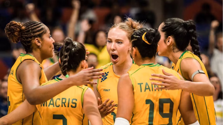jogadoras de volei comemorando